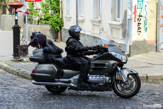 Леді на мотоциклах: у Луцьк приїхали байкерки з декількох країн. ФОТО
