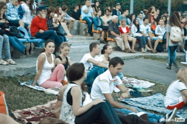 Луцькі кіномани дивилися фільм під зорями. ФОТО 