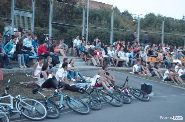 Луцькі кіномани дивилися фільм під зорями. ФОТО 