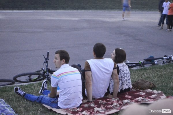 Луцькі кіномани дивилися фільм під зорями. ФОТО 