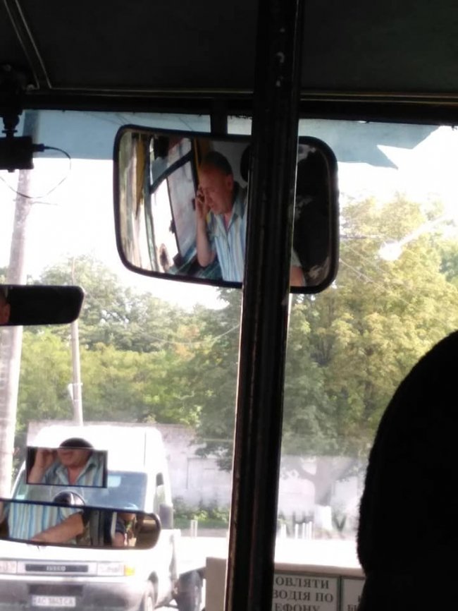 Водій луцької маршрутки під час руху розмовляв по телефону
