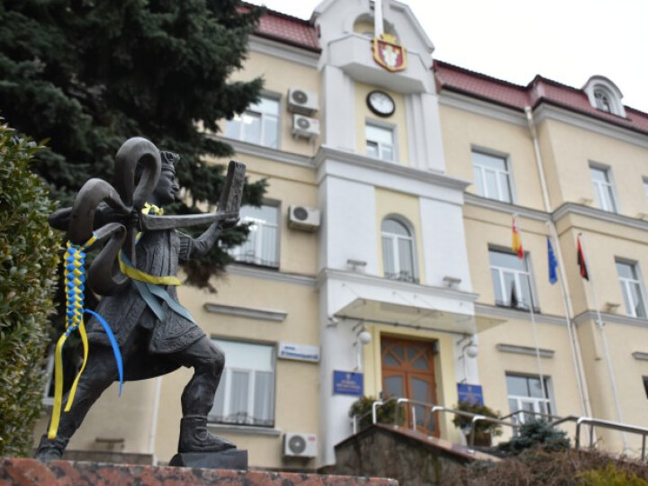 Луцького чиновника, який погорів на хабарі в $30 тис., звільнили з посади
