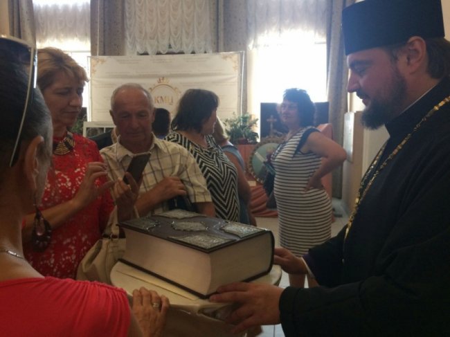 Митрополит Драбинко подарував музею на Волині унікальне видання Євангелія