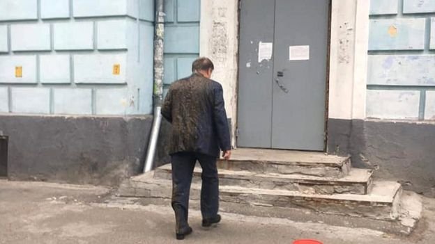 Пікет «Інтера» й обливання нечистотами: День перемоги у Києві. ФОТО. ВІДЕО