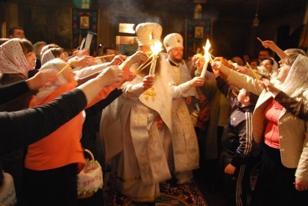 У Луцьк привезли Благодатний вогонь. ФОТО