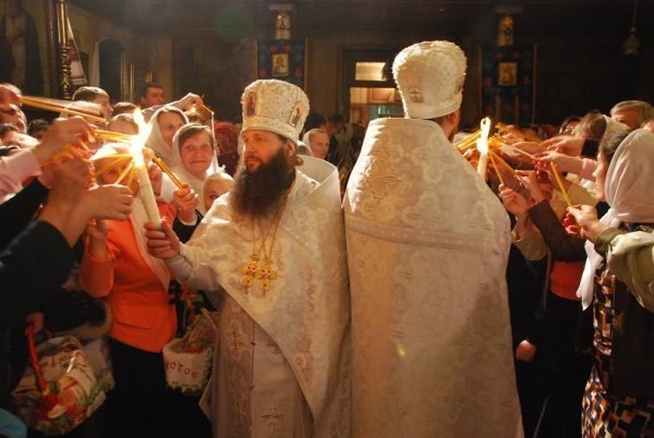 У Луцьк привезли Благодатний вогонь. ФОТО