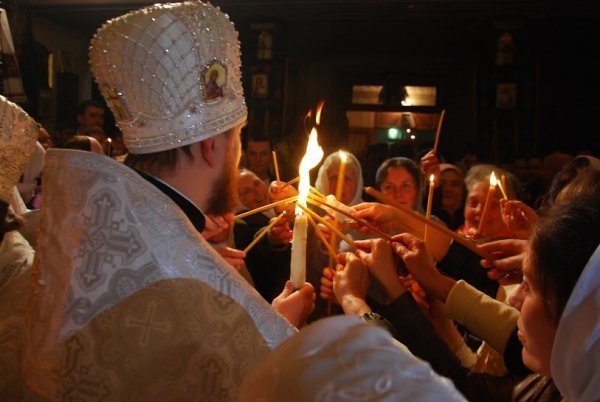 У Луцьк привезли Благодатний вогонь. ФОТО
