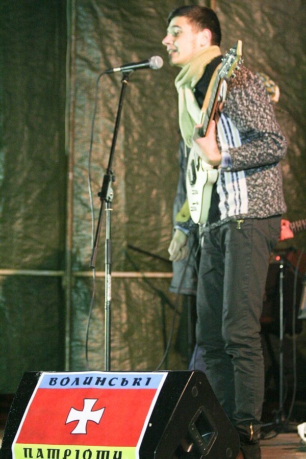 У Луцьку музиканти розважали люд на Євромайдані. ФОТО