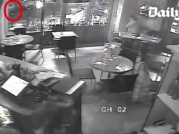 Опублікували нове відео атаки терористів у ресторані в Парижі. ВІДЕО