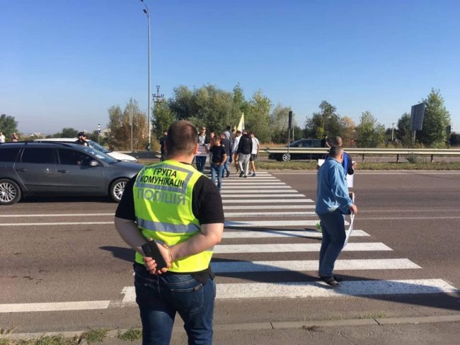 Мітингувальники перекрили дорогу Київ-Ковель