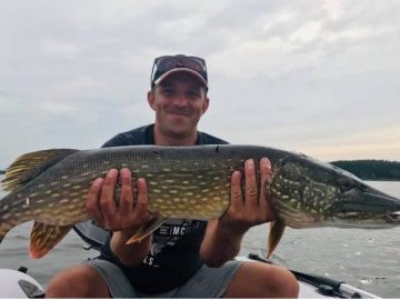 Волинський підприємець разом із донькою упіймав чималу щуку. ФОТО 