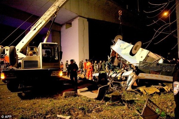 У Китаї автобус із людьми зірвався з мосту. ФОТО. ВІДЕО