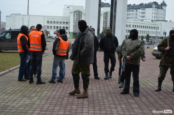 Волинську облраду «охороняють» люди з рушницями. ФОТО