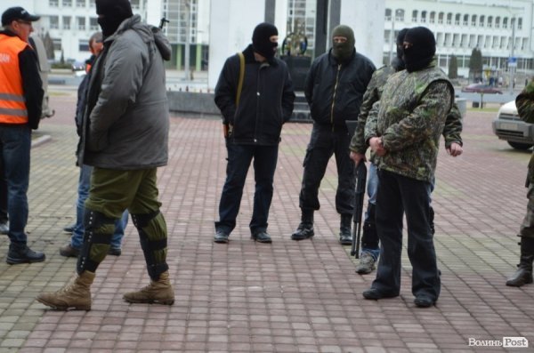 Волинську облраду «охороняють» люди з рушницями. ФОТО