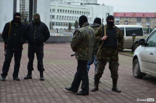 Волинську облраду «охороняють» люди з рушницями. ФОТО