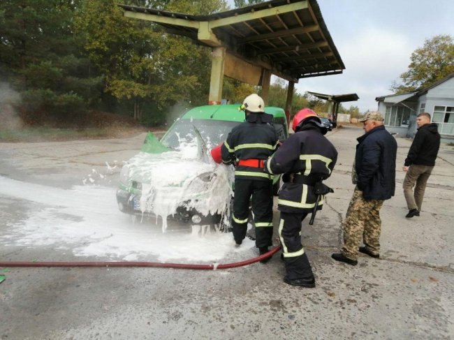 На Рівненщині поблизу заправки загорілося авто. ФОТО
