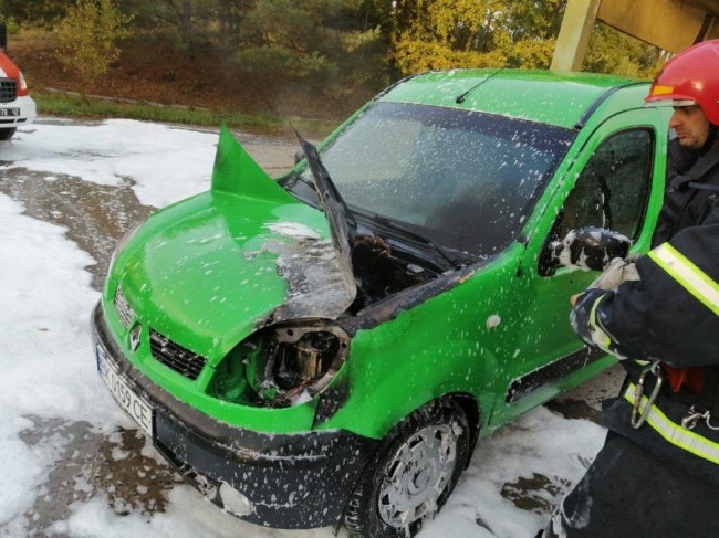 На Рівненщині поблизу заправки загорілося авто. ФОТО