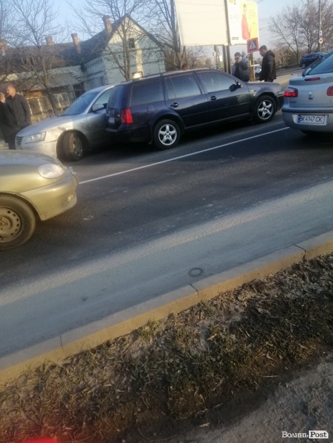 У Луцьку на перехресті зіткнулися Hyundai та Volkswagen на «євробляхах». ФОТО
