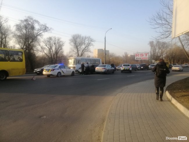 У Луцьку на перехресті зіткнулися Hyundai та Volkswagen на «євробляхах». ФОТО