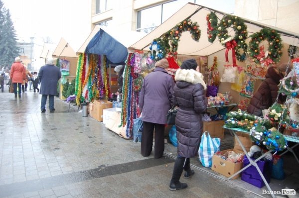 У центрі Луцька розгорнули новорічний ярмарок. ФОТО