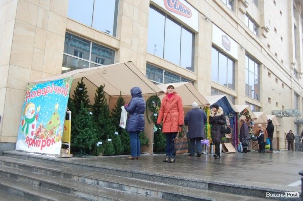 У центрі Луцька розгорнули новорічний ярмарок. ФОТО