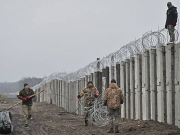 Волинські священники долучилися до будівництва стіни з Білоруссю