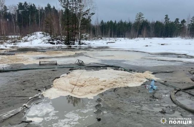 23-річний волинянин на Рівненщині незаконно видобував бурштин. ФОТО