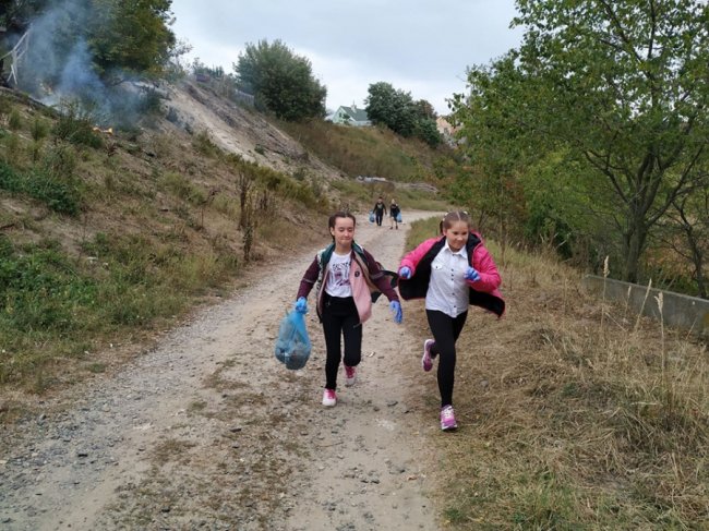 20 мішків сміття: учні луцької школи прибрали біля річки Стир. ФОТО