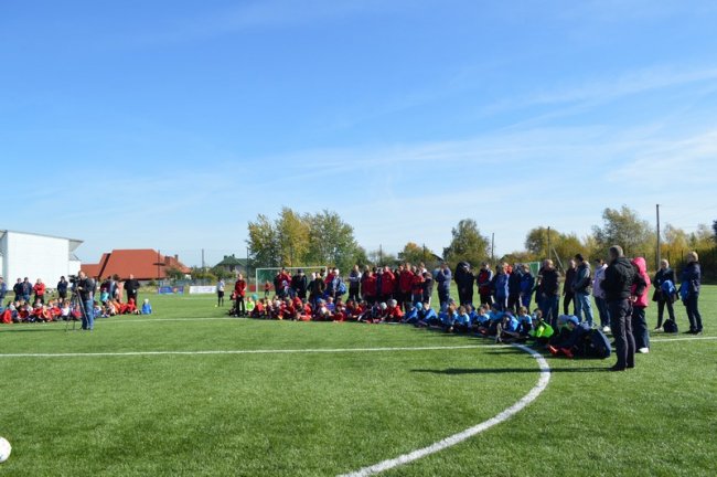 У Ковелі відкрили найбільше на Волині футбольне поле зі штучним покриттям. ФОТО