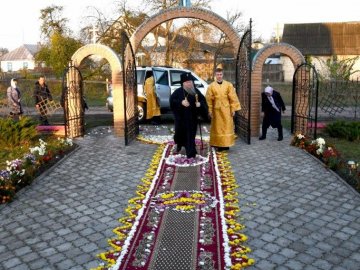 Килим з квітів та грамоти: очільник УПЦ (МП) Нафанаїл відслужив у волинському храмі. ФОТО