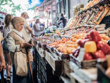 В Україні через дощі – високі ціни на сезонні фрукти та овочі