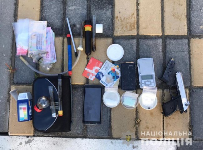 Продавав психотропи «з рук в руки»: у Луцькому районі затримали наркоторговця. ФОТО