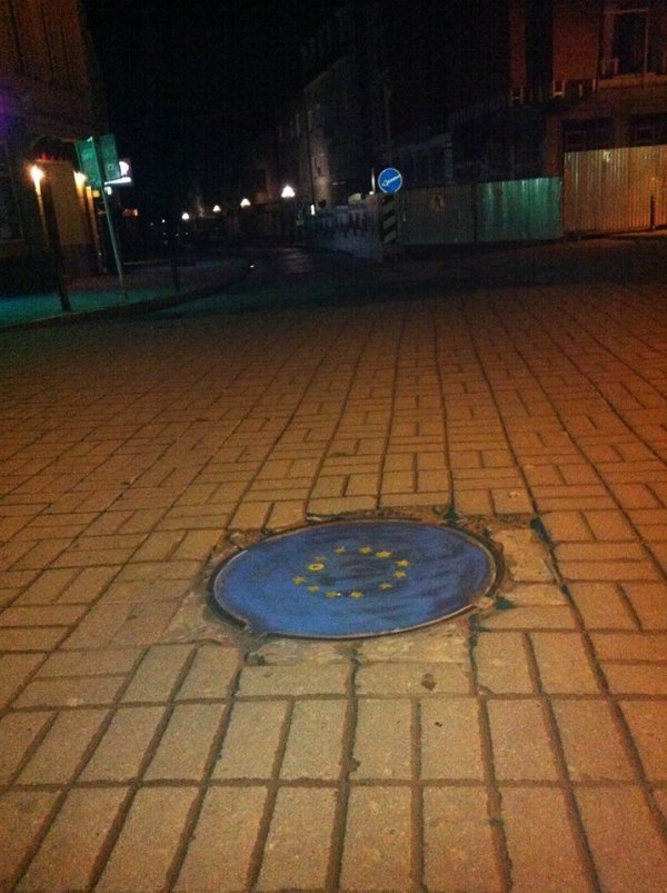 Луцькі люки стали прапорами Європи. ФОТО