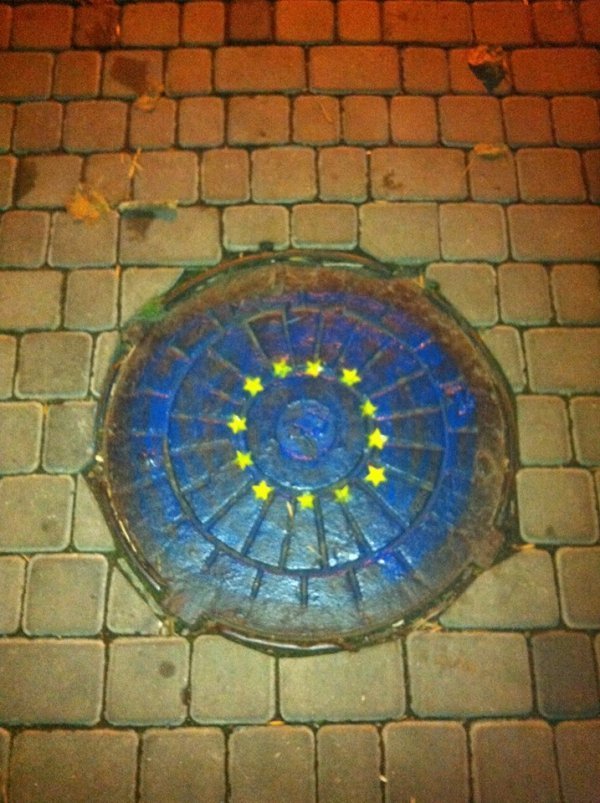 Луцькі люки стали прапорами Європи. ФОТО