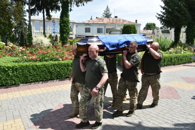 Загинув на Сумщині: у Луцьку попрощалися з Героєм Олександром Лижнюком