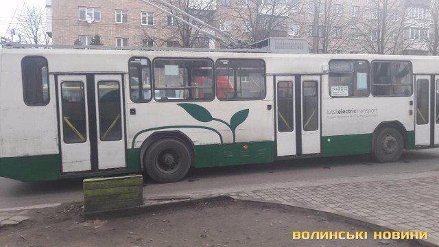 На луцькому проспекті – затор із тролейбусів. ФОТО