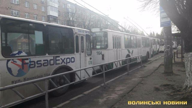 На луцькому проспекті – затор із тролейбусів. ФОТО