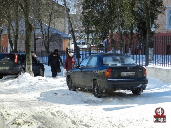 Як паркуються в Луцьку. ФОТО
