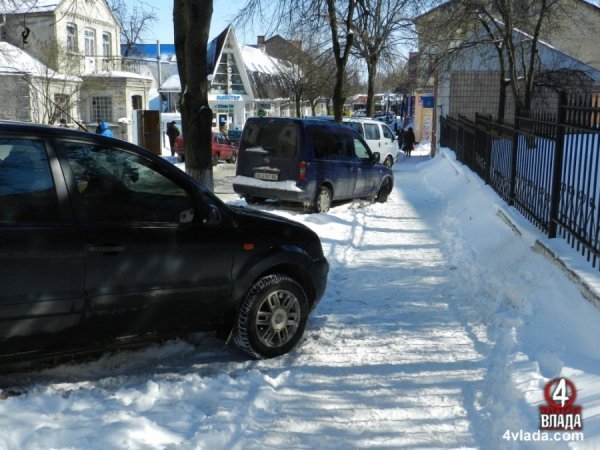 Як паркуються в Луцьку. ФОТО