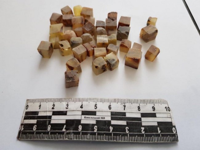 У Ковелі викрили підпільний цех з обробки бурштину. ФОТО