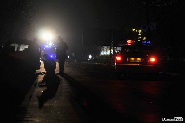 Аварія у Луцьку: машина розтрощила стовп, вулиця – без світла. ФОТО. ВІДЕО