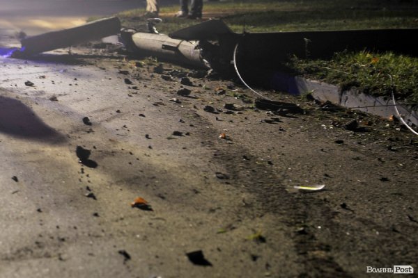 Аварія у Луцьку: машина розтрощила стовп, вулиця – без світла. ФОТО. ВІДЕО