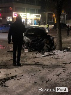 У Луцьку після зіткнення Volkswagen вилетів на тротуар і збив дівчину. ФОТО, ВІДЕО