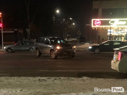 У Луцьку після зіткнення Volkswagen вилетів на тротуар і збив дівчину. ФОТО, ВІДЕО