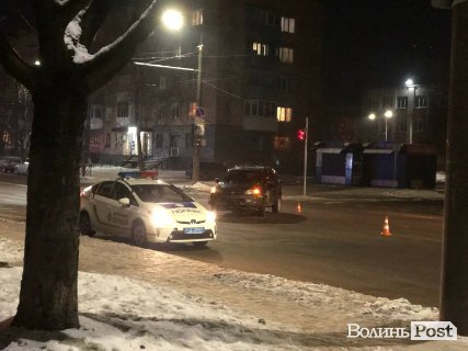 У Луцьку після зіткнення Volkswagen вилетів на тротуар і збив дівчину. ФОТО, ВІДЕО