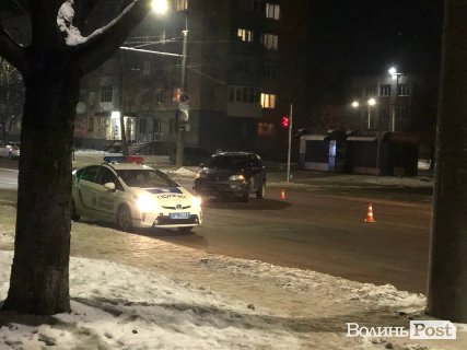 У Луцьку після зіткнення Volkswagen вилетів на тротуар і збив дівчину. ФОТО, ВІДЕО