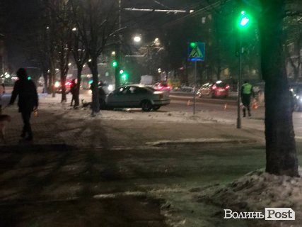 У Луцьку після зіткнення Volkswagen вилетів на тротуар і збив дівчину. ФОТО, ВІДЕО
