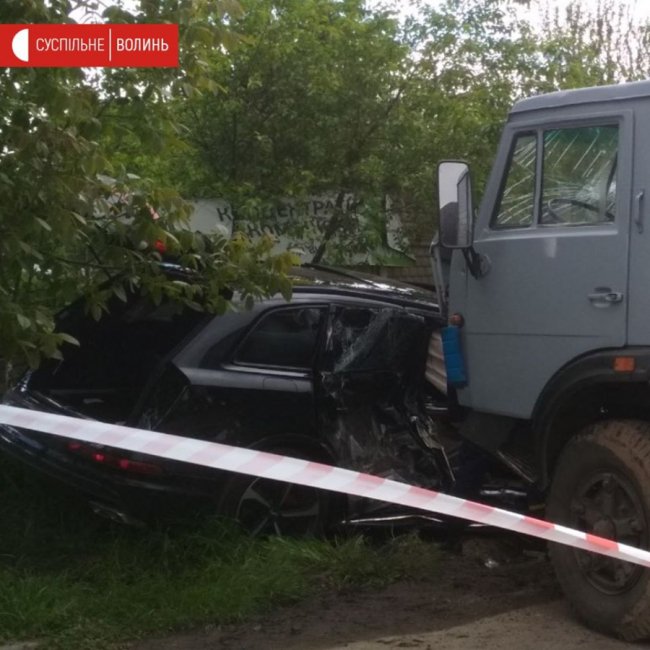 Поблизу Луцька КамАЗ в'їхав у легковик: двох людей рятувальники витягли з авто. ФОТО