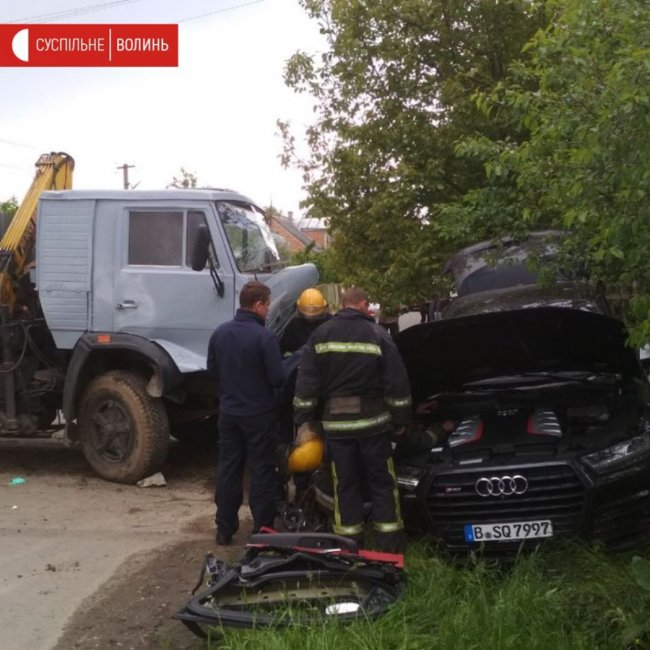 Поблизу Луцька КамАЗ в'їхав у легковик: двох людей рятувальники витягли з авто. ФОТО