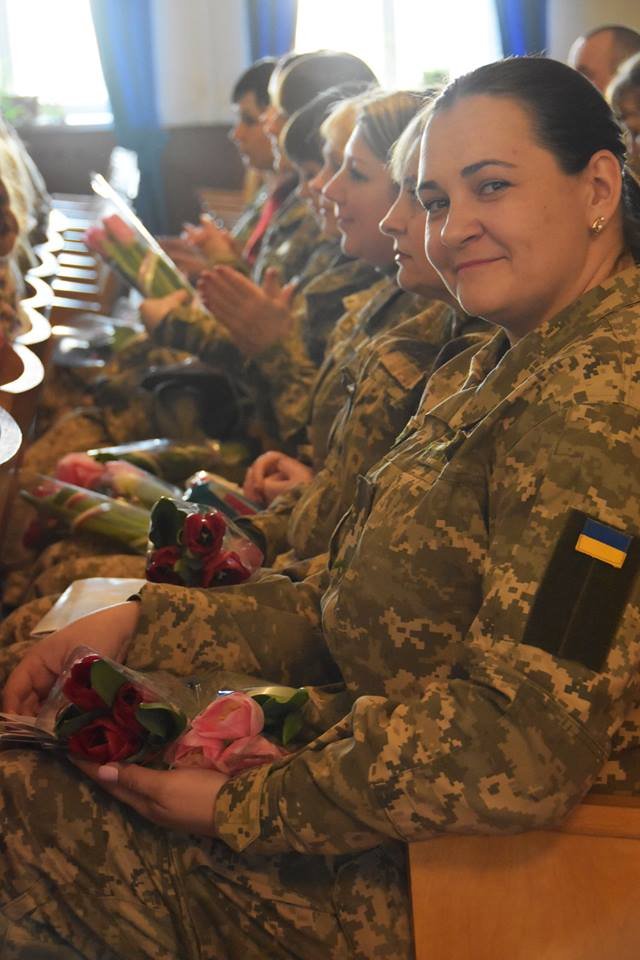 (Не) жіноче обличчя війни: як вітали військових з волинської бригади. ФОТО